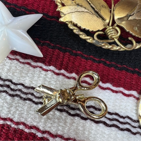 Vintage brooch lot of 5 flower scissors star Sand dollar and music note spiral - Picture 5 of 16